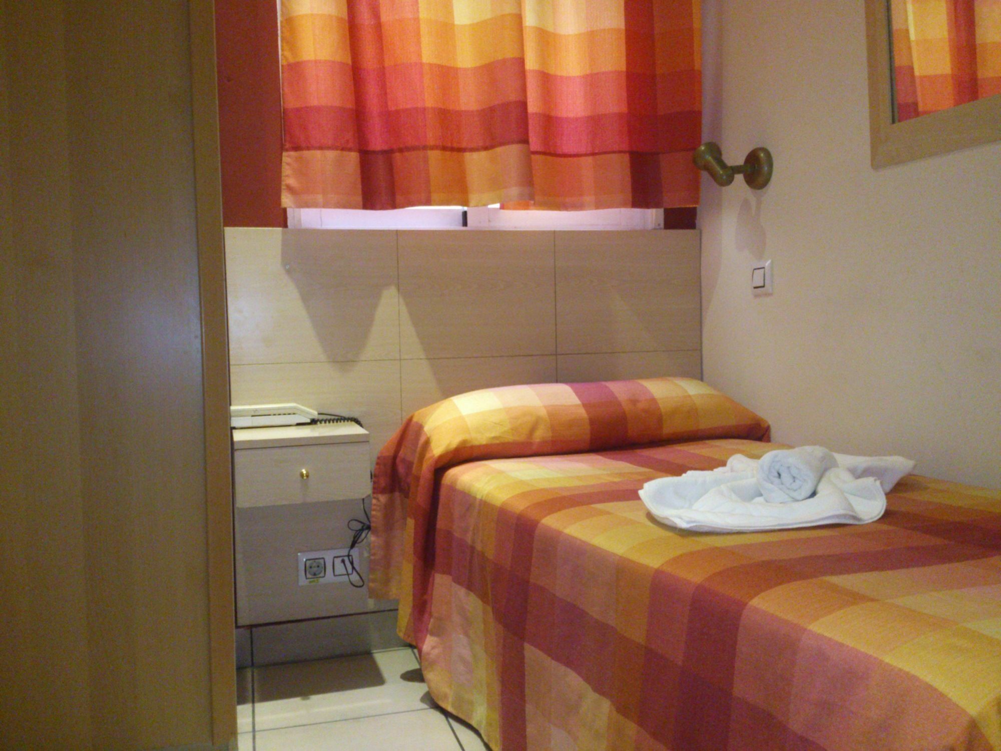 Hostal Inter Plaza Mayor Auto Check In Madrid Buitenkant foto